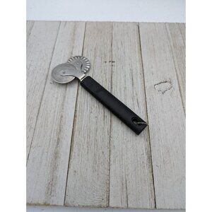 Noodle Pasta Pastry Cutter Roller Black Handle 6 1/4"